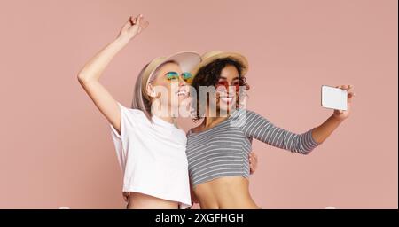 Zwei junge Frauen machen ein Selfie mit einem Smartphone Stockfoto