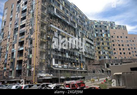 KIEW, UKRAINE - 8. JULI 2024 - Ein Gebäude im Ohmatdyt National Specialized Children’s Hospital, das von der russischen strategischen Kreuzfahrtrakete KH-101 angegriffen wurde, in Kiew, Hauptstadt der Ukraine, wird beschädigt. Im Krankenhaus Ohmatdyt wurden zwei Erwachsene, darunter ein Arzt, getötet und mindestens 10 Menschen verletzt. Stockfoto