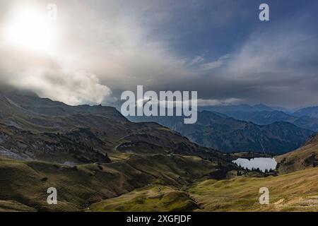 Bergpanorama von Zeigersattel bis Seealpsee, links Hoefats 2259m, Allgäuer Alpen, Allgäuer, Bayern, Deutschland Stockfoto