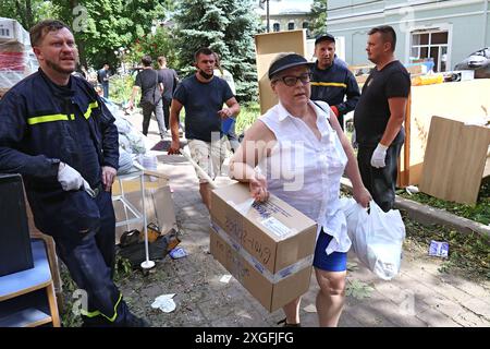 KIEW, UKRAINE - 8. JULI 2024 - Menschen werden im Ohmatdyt Nationalen Kinderkrankenhaus gesehen, das von Russlands strategischer Kreuzfahrtrakete KH-101 in Kiew, Hauptstadt der Ukraine, angegriffen wurde. Im Krankenhaus Ohmatdyt wurden zwei Erwachsene, darunter ein Arzt, getötet und mindestens 10 Menschen verletzt. Stockfoto