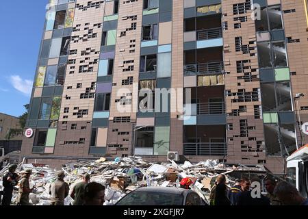 KIEW, UKRAINE - 8. JULI 2024 - Ein Gebäude im Ohmatdyt National Specialized Children’s Hospital, das von der russischen strategischen Kreuzfahrtrakete KH-101 angegriffen wurde, in Kiew, Hauptstadt der Ukraine, wird beschädigt. Im Krankenhaus Ohmatdyt wurden zwei Erwachsene, darunter ein Arzt, getötet und mindestens 10 Menschen verletzt. Stockfoto