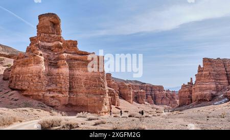 Almaty, Kasachstan - 19. März 2024: Menschen wandern durch das Tal der Schlösser Schlucht, Nationalpark Charyn Canyon in Kasachstan. Naturdenkmal, Stockfoto