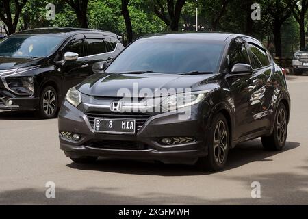 Black Color SUV Honda HR-V, Fahrt in der TB Simatupang Street, Jakarta, Indonesien Stockfoto