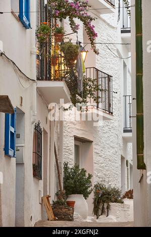 Malerische Gasse an der Mittelmeerküste. Das Dorf Cadaques, Girona. Katalonien, Spanien Stockfoto