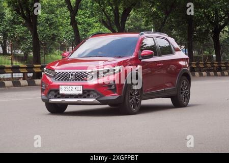 Roter Geländewagen, Honda WR-V, Fahrt in der TB Simatupang Street, Jakarta, Indonesien Stockfoto