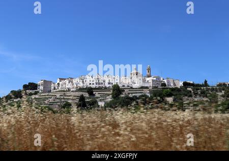 Panoramablick auf die Stadtlandschaft von Locorotondo mit Grasland vor der Bewegungsunschärfe, Apulien, Italien Stockfoto