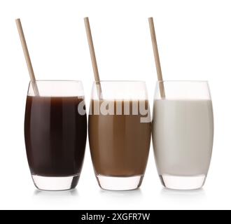 Köstliche Proteinshakes in Gläsern isoliert auf weiß Stockfoto