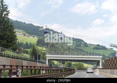 Seilbahn nach Rosskopf Monte Cavallo über die Brennerautostrada A22 in Sterzing/Vipiteno, Trentino-Südtirol/Sudtirol, Italien© Wojciech Strozyk/Ala Stockfoto