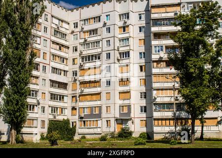 Charkiw, Ukraine, 08. Juli 2024 beschädigte das Gebäude in Saltivka, einem nördlichen Bezirk in der Metropole Charkiw. Das Vorortgebiet wurde von Ru härter getroffen Stockfoto