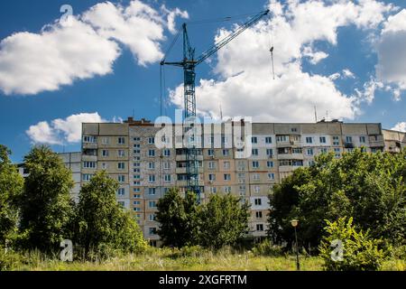 Charkiw, Ukraine, 08. Juli 2024 beschädigte das Gebäude in Saltivka, einem nördlichen Bezirk in der Metropole Charkiw. Das Vorortgebiet wurde von Ru härter getroffen Stockfoto