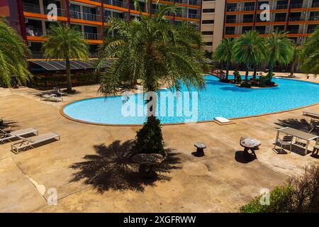 Phuket Thailand. Swimmingpool im Wohnbereich mit Palmen und Liegestühlen. Tropischer Pool mit Bäumen. Palmen für den Swimmingpool. Pool von Stockfoto