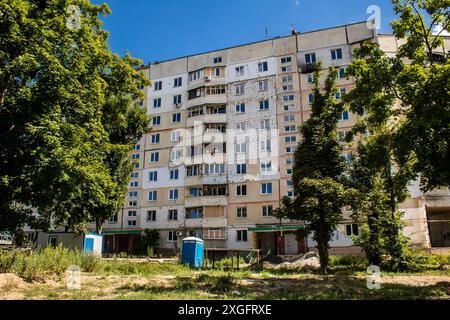 Charkiw, Ukraine, 08. Juli 2024 beschädigte das Gebäude in Saltivka, einem nördlichen Bezirk in der Metropole Charkiw. Das Vorortgebiet wurde von Ru härter getroffen Stockfoto