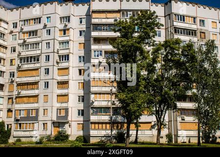 Charkiw, Ukraine, 08. Juli 2024 beschädigte das Gebäude in Saltivka, einem nördlichen Bezirk in der Metropole Charkiw. Das Vorortgebiet wurde von Ru härter getroffen Stockfoto