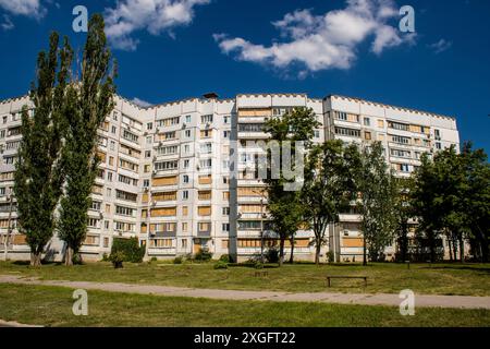 Charkiw, Ukraine, 08. Juli 2024 beschädigte das Gebäude in Saltivka, einem nördlichen Bezirk in der Metropole Charkiw. Das Vorortgebiet wurde von Ru härter getroffen Stockfoto