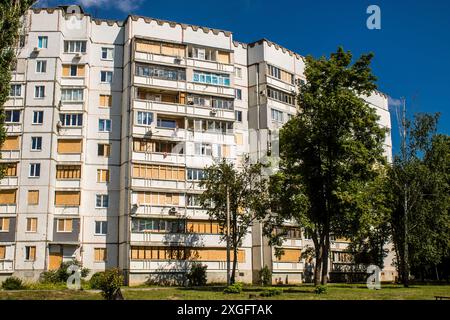 Charkiw, Ukraine, 08. Juli 2024 beschädigte das Gebäude in Saltivka, einem nördlichen Bezirk in der Metropole Charkiw. Das Vorortgebiet wurde von Ru härter getroffen Stockfoto