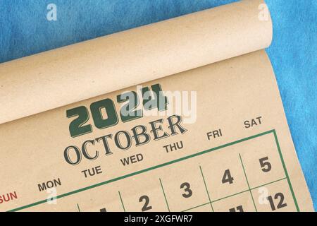 Oktober 2024 Kalender flach gelegt in blauem Hintergrund mit Kopierraum. Stockfoto