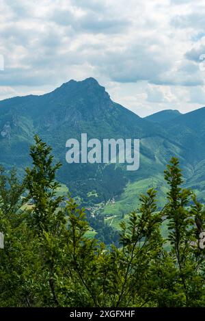 Blick auf die Hügel Velky Rozsutec und Osnica mit Dorfbalg Stefanova vom Hügel Sokolie in den Bergen Mala Fatra in der Slowakei Stockfoto