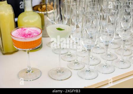 Buffet und Catering. Die Getränke liegen auf dem Tisch. Zwei Arten von Cocktails und leere Sektgläser. Restaurantkonzept Stockfoto