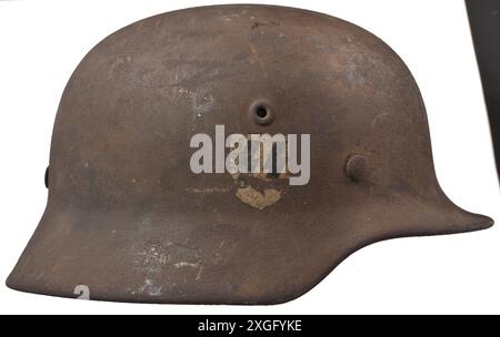 Einen Stahlhelm M 40 mit Aufkleber. Die Hülle (leichte Rostgruben) mit typischer Schiefergrün-grauer Farbe (Rostfolie), FREIGEGEBEN | REDAKTIONELLE VERWENDUNG-ONLY Stockfoto