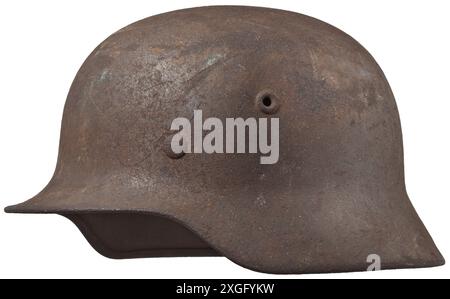 Einen Stahlhelm M 40 mit Aufkleber. Die Hülle (leichte Rostgruben) mit typischer Schiefergrün-grauer Farbe (Rostfolie), FREIGEGEBEN | REDAKTIONELLE VERWENDUNG-ONLY Stockfoto