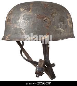 Ein Stahlhelm Skull M 38 mit Tarnfarbe den Schädel mit zimmerit-tarnter Tarnfarbe über Sumpftarnstoff (der Luftwaffe Adler ist noch minimal sichtbar). Das Innere ist mit „ET71“ (Eisenwerke Thale) und „1531“ eingeprägt. Der innere Ring besteht aus Aluminium, das Kinnband ist nahezu intakt, die innere Einlage fehlt. Ein authentischer Helm mit sehr interessanter Tarnung. Historisch, historisch, Luftwaffe, Dienstzweig, Dienstzweig, Militärdienst, Militär, Militaria, Luftstreitkräfte, Objekt, Objekte, Fotos, Beschneidung, Beschneidungen, Ausschnitt, Ausschnitt, Ausschnitt, Ausschnitt, 20. Jahrhundert, Stockfoto