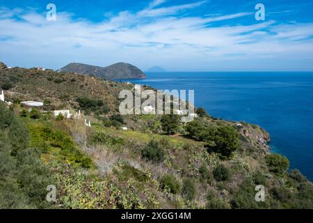 Atemberaubende Aussicht entlang der Küste der Insel Lipari, Äolische Inseln, Italien Stockfoto