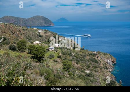 Atemberaubende Aussicht entlang der Küste der Insel Lipari, Äolische Inseln, Italien Stockfoto