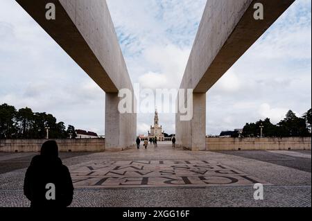 Blick auf das Heiligtum unserer Dame von Fatima durch den modernen Bogengang in Richtung der Basilika unserer Dame vom Rosenkranz Stockfoto