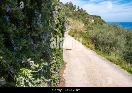 Atemberaubende Aussicht entlang der Küste der Insel Lipari, Äolische Inseln, Italien Stockfoto