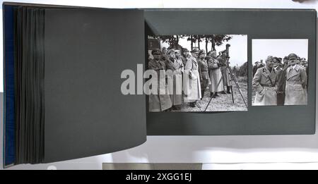 Rudolf Heß - ein monumentales Fotoalbum von Mussolinis Besuch in Deutschland 1937 'Il Viaggio Del Duce in Germania - 24 - 30 Settembre Anno XV - Omaggio del Marchese G. Paulucci Di Calboli Barone - Presidente dell'Istituto Nazionale Luce'. 53 Platten mit Fotos in verschiedenen Größen. Mussolinis Abreise aus Rom, Willkommen in Kufstein, Ankunft in München, Hitlers Empfang, Übergabe der Ehrengarde, Fahrt durch München, Kranzniederlegung in den Ehrentempeln, SA- und SS-Parade auf dem Königsplatz und im Haus der Kunst, Militärmanöver der Wehrmacht, Abendessen 20. Jahrhundert, Stockfoto