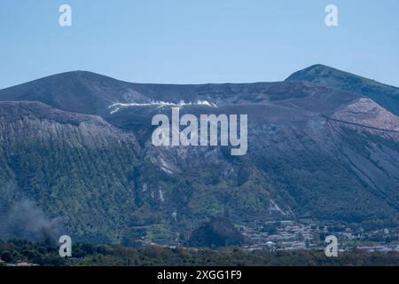 Blick von der Insel Lipari auf den heißen Schwefeldampf auf Vulcano Island Stockfoto
