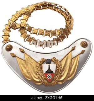 Ein Gorget-Modell 1938 für Stammenträger des Deutschen Reichsveteranenbundes Kyffhäuser mit Jubiläumsziffer '25' 1. Typ mit Kyffhäuser-Emblem nierenförmigem, poliertem Aluminiumschild (kleine Kerbe) mit verschraubten Applikationen: Ein fein vergoldeter Eichenblattkranz mit emailliertem Emblem und Medaillon '25' auf den gekreuzten Fahnen der Alten Armee bzw. NS-Kriegerbund NS-Kriegerbund. Blauer Innenschuh. Vergoldete Kette mit alternierenden Hakenkreuzen und eisernen Kreuzen im Relief. Die Jubiläumsnummern „25“, „50“, „75“ und „100“ beziehen sich auf die Gründung des Vereins. Historisch, historisch, 20. Jahrhundert, Stockfoto