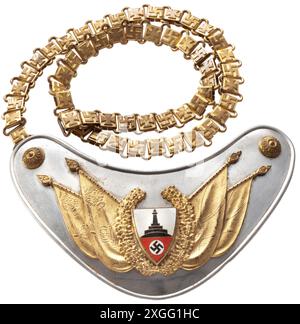 Ein Gorget-Modell 1938 für Standardträger des Deutschen Reichsveteranenbundes Kyffhäuser 1. Typ mit Kyffhäuser-Emblem nierenförmigem, poliertem Aluminiumschild mit verschraubten Applikationen: Ein fein vergoldeter Eichenblattkranz mit emailliertem Emblem auf den Kreuzfahnen der Alten Armee und des NS-Kriegerbundes. Blauer Innenschuh. Vergoldete Kette mit alternierenden Hakenkreuzen und eisernen Kreuzen im Relief. Historisch, historisch, 20. Jahrhundert, Stockfoto