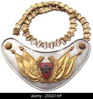 Ein Gorget-Modell 1938 für Standardträger der NS-Reichsveteranenliga 2. Typ mit dem neuen Liga-Abzeichen nierenförmiges Aluminiumschild mit verschraubten Applikationen: Ein fein vergoldeter Eichenblattkranz mit emailliertem Emblem auf den gekreuzten Fahnen der Alten Armee und des NS-Kriegerbundes. Blauer Innenschuh (Flecken). Vergoldete Kette mit alternierenden Hakenkreuzen und eisernen Kreuzen im Relief. Historisch, historisch, 20. Jahrhundert, Stockfoto