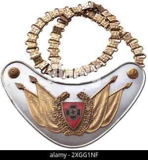 Ein Gorget-Modell 1938 für Standardträger der NS-Reichsveteranenliga 2. Typ mit dem neuen Ligabzeichen nierenförmiges, poliertes Aluminiumschild mit verschraubten Applikationen: Ein vergoldeter Eichenblattkranz mit emailliertem Emblem auf den gekreuzten Fahnen der Alten Armee und des NS-Kriegerbundes. Blauer Innenschuh. Vergoldete Kette mit alternierenden Hakenkreuzen und eisernen Kreuzen im Relief. Historisch, historisch, 20. Jahrhundert, Stockfoto