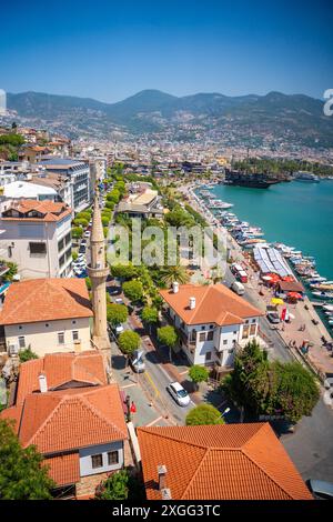 Alanya, Türkei - 21. Juli 2023: Panorama-Landschaft des Hafens von Alanya. Blick vom Roten Turm oder Kizil Kule, Alanya Castle, Türkei. Stockfoto