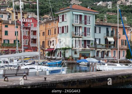 CASTELLETTO DI BRENZONE, ITALIEN - 14. JUNI 2024: Blick über den kleinen Hafen im Dorf Stockfoto