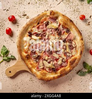 Frisch gebackene Pizza mit geschmolzenem Mozzarella, Oliven, Pilzen und Schinken auf einem Travertinbrett Stockfoto