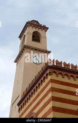 CASTELLETTO DI BRENZONE, ITALIEN - 14. JUNI 2024: Glockenturm mit Uhr in der Stadt Stockfoto