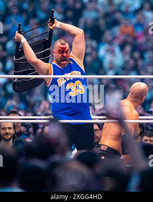 Ein blutiger Eddie Kingston schwingt am Sonntag, den 27. August 2023, einen Stuhl aus Stacheldraht im AEW All in, Wembley Stadium, London Stockfoto