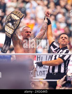 CM Punk hält Meisterschaftsgürtel nach dem Sieg im AEW All in, Wembley Stadium, London am Sonntag, den 27. August 2023 Stockfoto