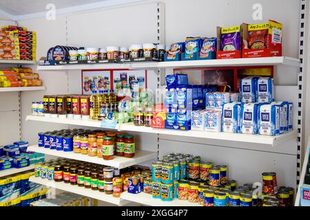 Regale voller Lebensmittel und Dosen bei einer Lebensmittelbank Stockfoto