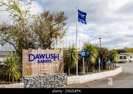 Dawlish Sands, Eintritt zum Park Holidays, mit Schildern und Fahnen, Stockfoto