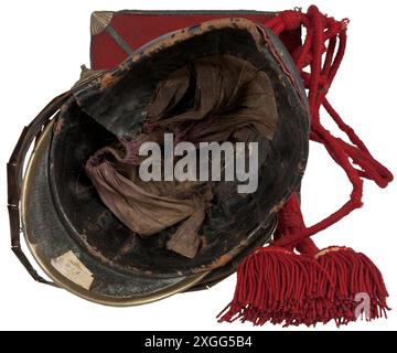 Ein spanischer Uhlan Offizier Czapka, 2. Hälfte des 19. Jahrhunderts, schwarzer Lederkörper und Frontvisier mit goldenen Besatz, EIGENTUM FREIGEGEBEN Stockfoto