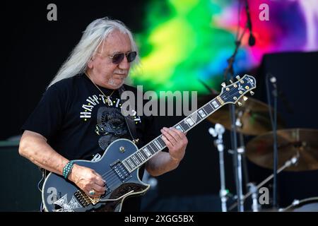 Oslo, Norwegen. Juni 2024. Die englische Rockband Uriah Heep gibt ein Live-Konzert während des norwegischen Musikfestivals Tons of Rock 2024 in Oslo. Hier ist Gitarrist Mick Box live auf der Bühne zu sehen. Stockfoto