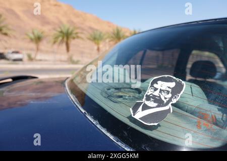 Jordan ein Saddam Hussein-Porträtaufkleber auf einem Auto im Gebiet Wadi Rum in Jordanien – Foto August 2024 Stockfoto