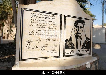 Aqaba Jordan Gedenkstein vor dem Sharif Hussein House Museum für den ehemaligen Emir von Mekka und Anführer der arabischen Revolte Stockfoto
