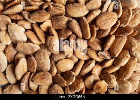 Nahaufnahme hausgemachter gerösteter blanchierter Mandeln mit detaillierter, reichhaltiger, nussiger Textur und warmen Tönen dieser hochwertigen Nüsse. Natürliche Lebensmittel. Stockfoto