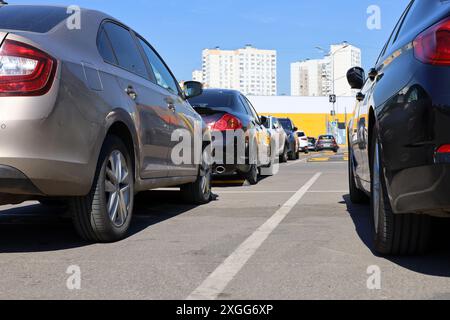 Autos in einer Reihe auf dem Parkplatz im Wohnviertel, Stadtverkehr Stockfoto