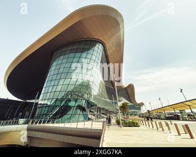 Abu Dhabi, VAE - 11. Mai 2024: Wunderschönes Äußere des neuen internationalen Flughafengebäudes Zayed in der Hauptstadt von Abu Dhabi in den Vereinigten arabischen emiraten. Passenge Stockfoto